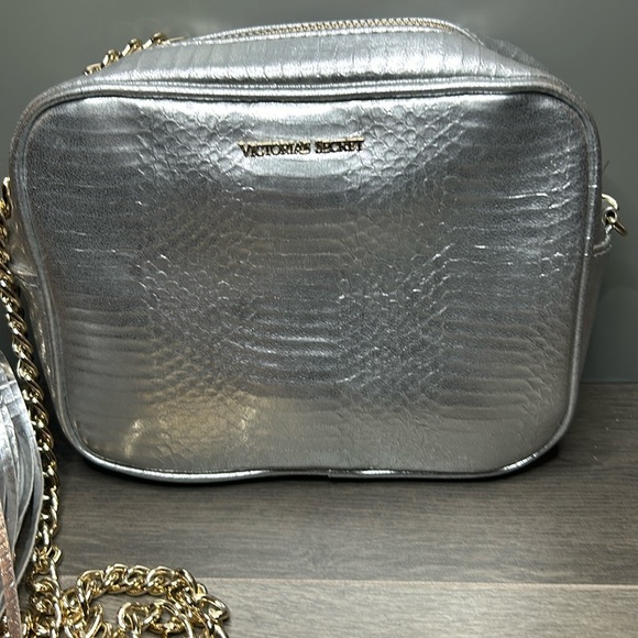 Victoria’s Secret Metallic Snakeskin Silver Crossbody Bag Gold Chain Strap - Picture 7 of 14